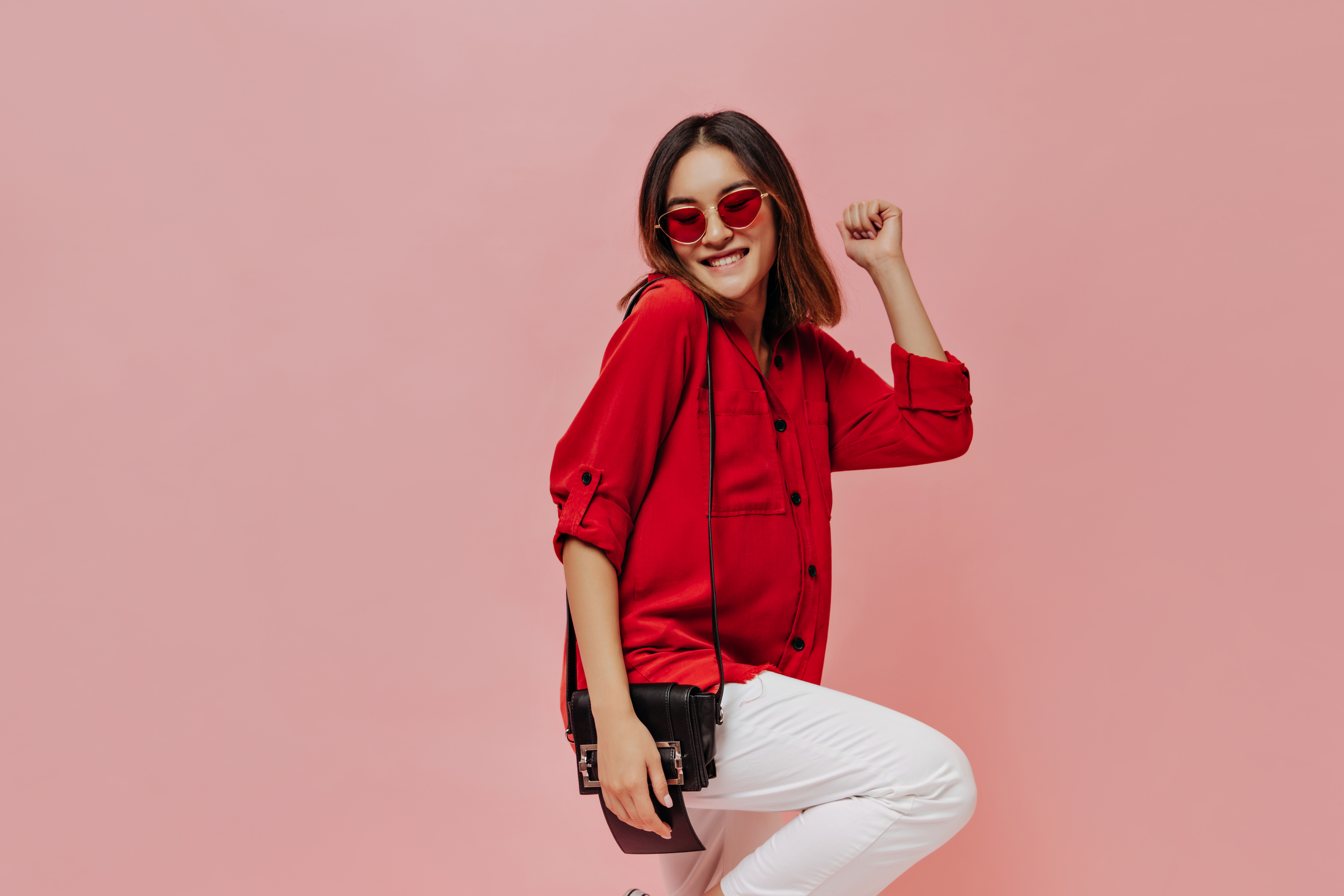 ModasClub — estilo femenino con bolso rosa